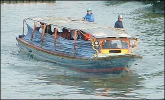 Khlong Saen Saep canal boat